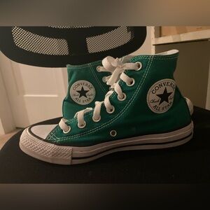 GREEN RETRO CONVERSE!! SIZE 6 1/2 IN WOMENS!